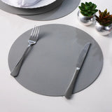 Veja os detalhes do  Jogo Americano Redondo Sousplat Corino Impermeável Cinza da Charme