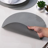 Foto do Jogo Americano Redondo Sousplat Corino Impermeável Cinza da Chame do Detalhe muito bonita