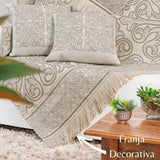 Foto de manta para sofá Grécia com almofadas caqui muito bonita