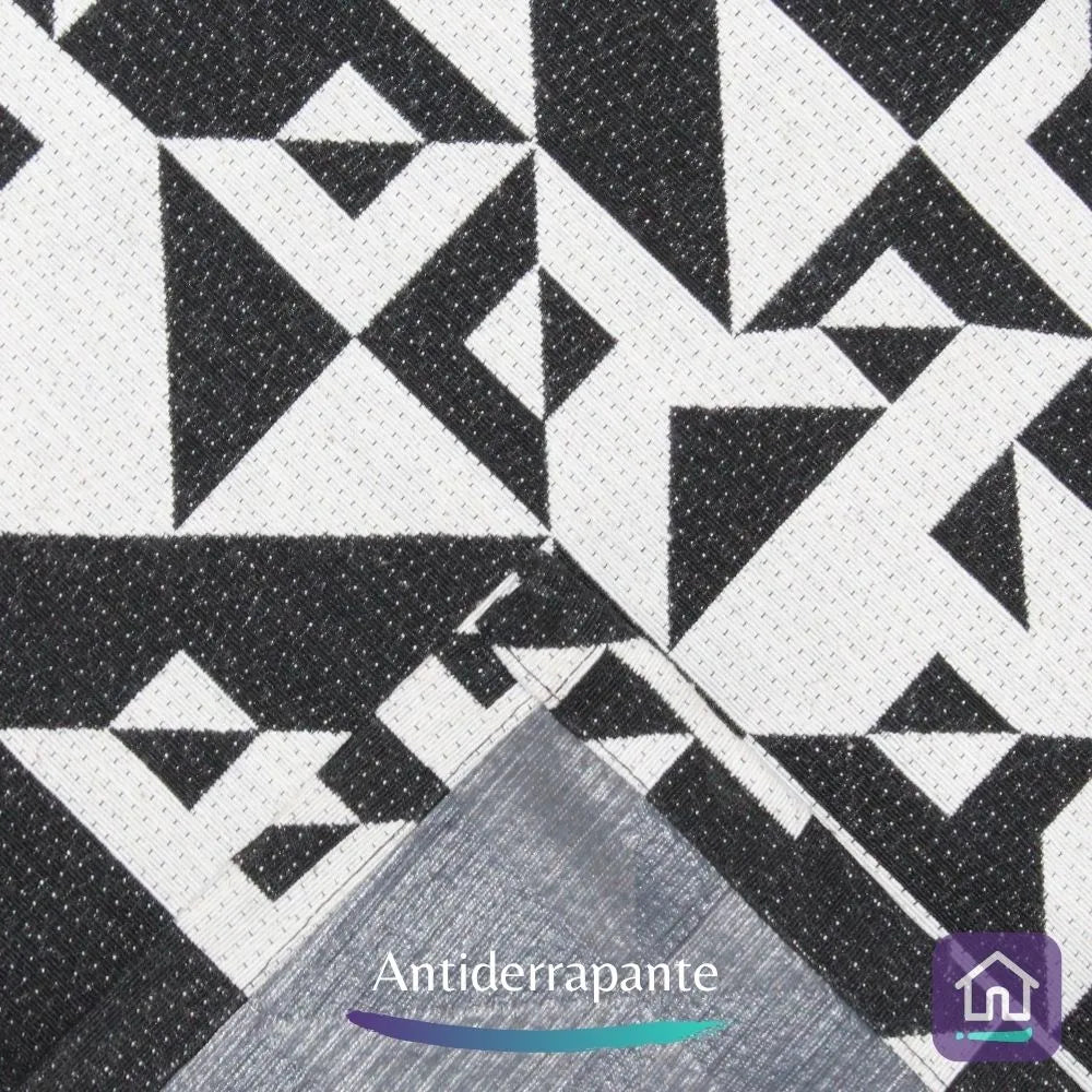 Foto de Detalhes do Tapete Labirinto Preto da Charme do Detalhe muito bonita