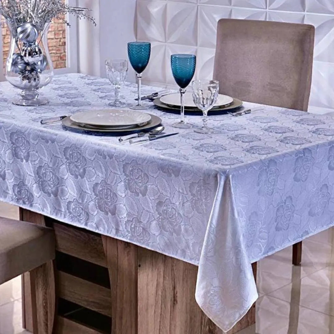 Veja os detalhes da Toalha de Mesa Jacquard Floral Gelo da Charme
