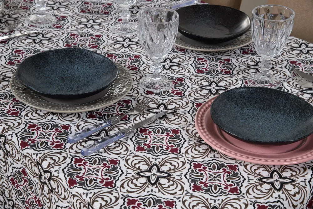 Veja os detalhes da Toalha de Mesa Jacquard Vitral da Charme